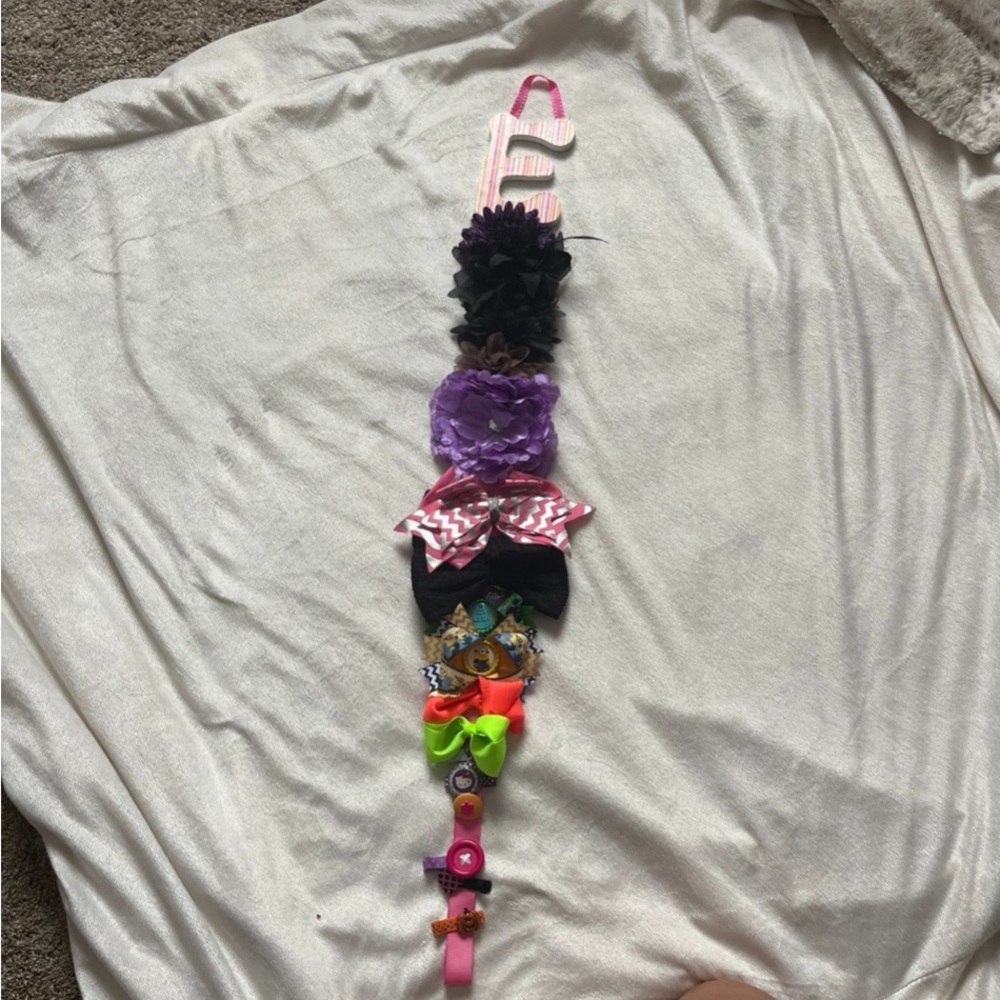Letter E hair bow hanger with variety of hair clips